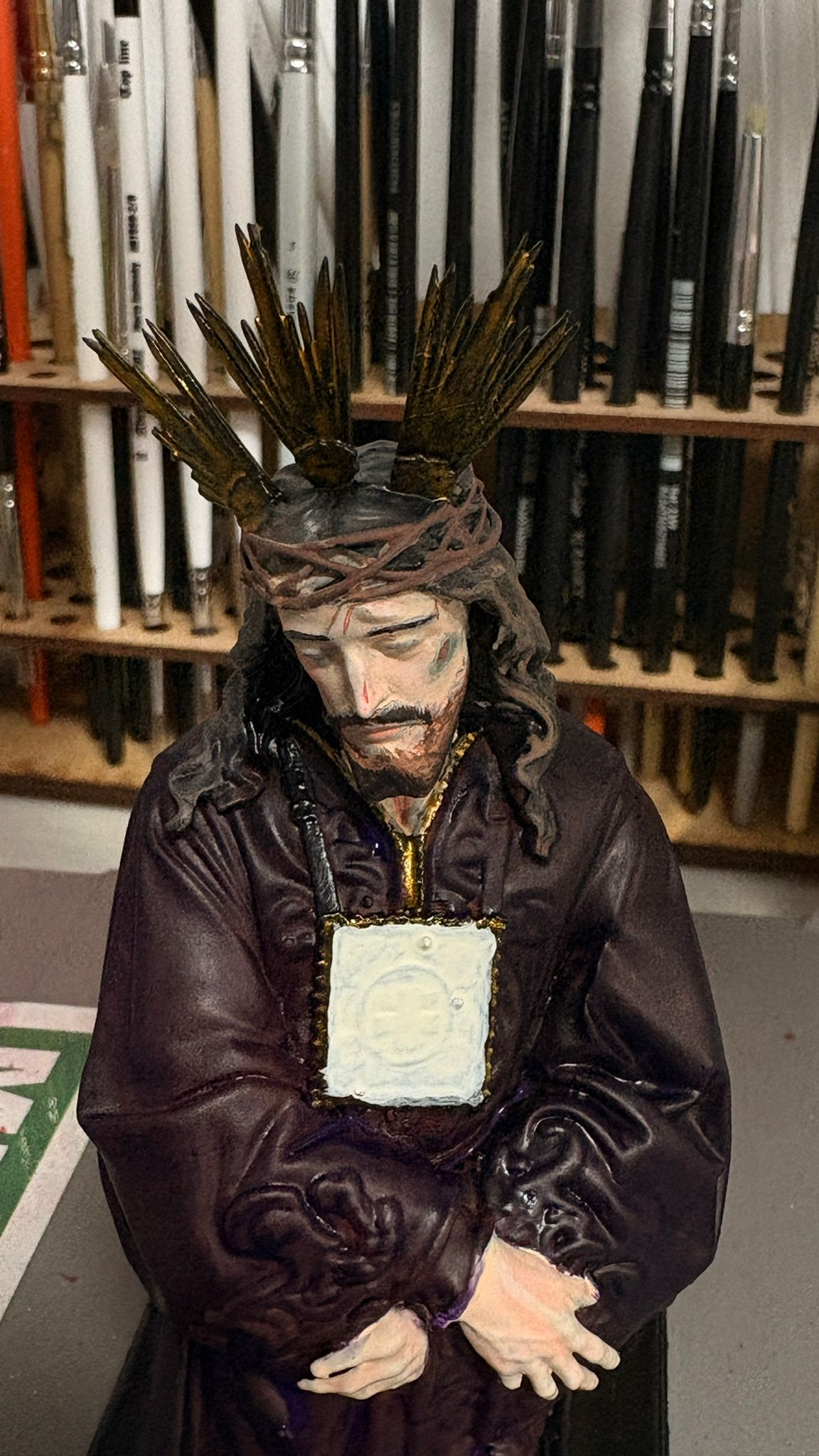 Detalle de pintura y dorados en figura cofrade